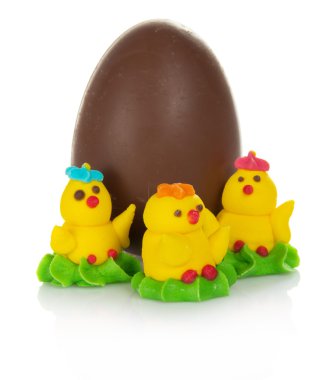 Badem ezmesi ve çikolata yumurta