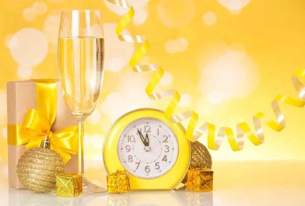 Champagner und Uhr — Stockfoto