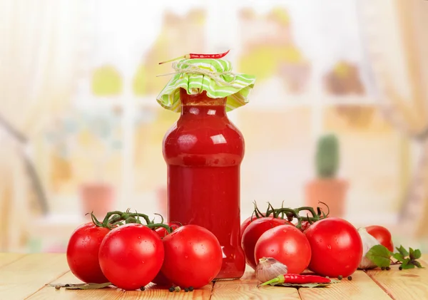 Tomatensaft und Tomaten — Stockfoto