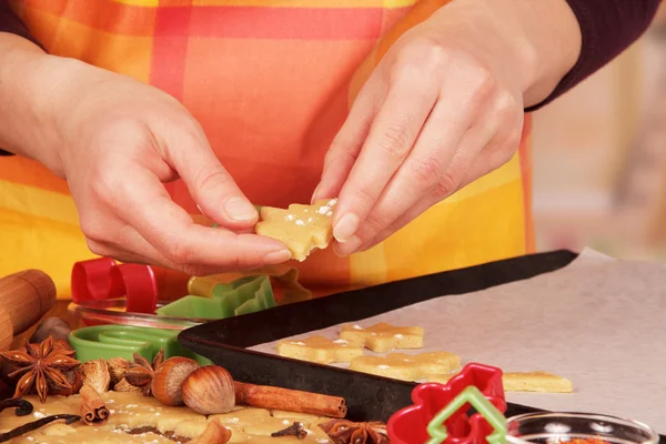 Las manos hacen galletas —  Fotos de Stock