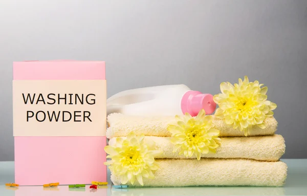 Waschpulver und Handtücher — Stockfoto