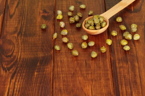 Aceitunas verdes en la cuchara — Foto de Stock