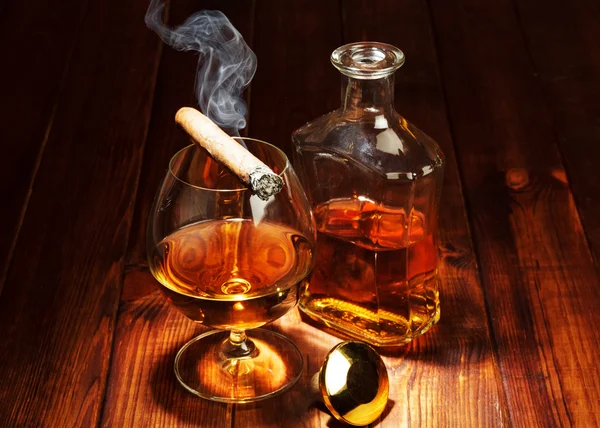 Whisky in glasses and smoking cigar — Stock Photo, Image