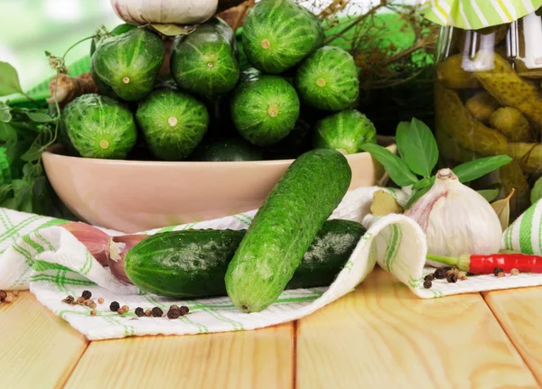 Inlagda och färska gurkor — Stockfoto