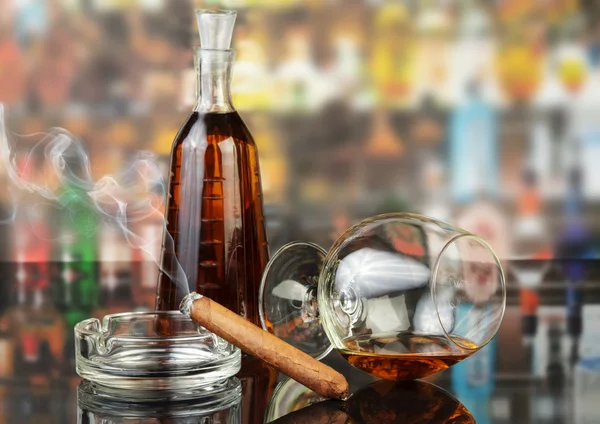 Whisky im Glas und Zigarre rauchen — Stockfoto