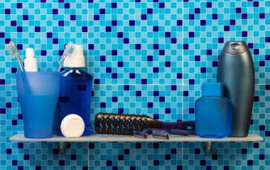 Tıraş makinesi ve deodorant ile losyon