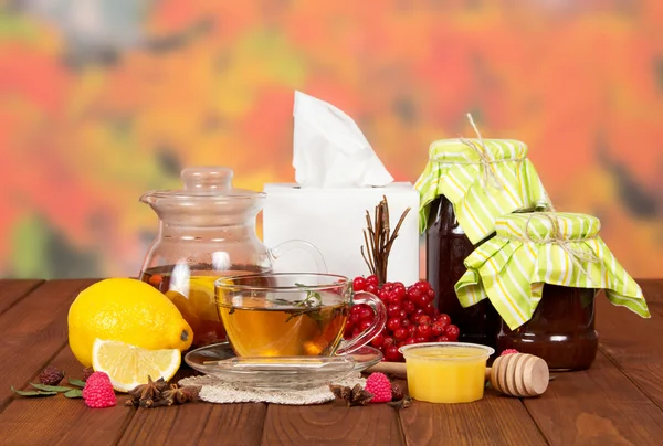 Thee met planten van viburnum en citroen — Stockfoto