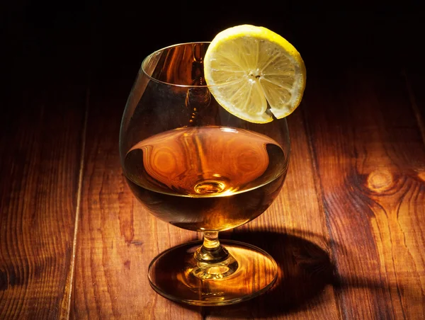 Verre de cognac au citron — Photo