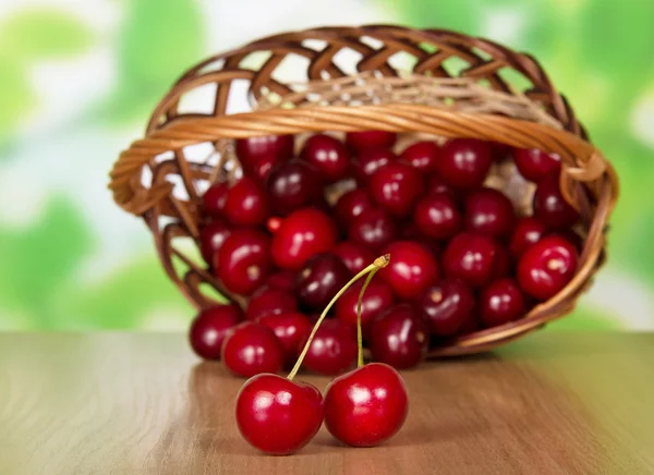 Sweet cherries in basket — Stock Photo, Image