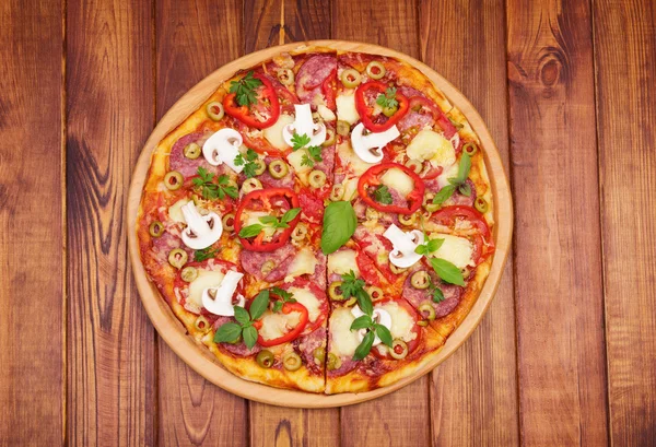 Smakelijke opperste pizza — Stockfoto