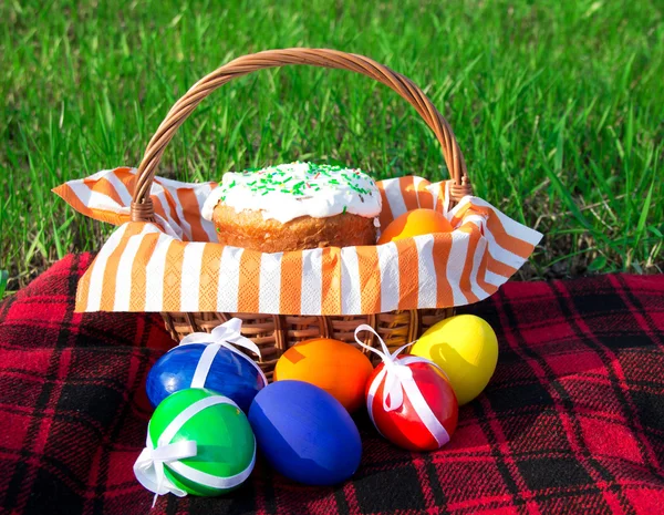 Easter eggs in wicker basket — Stock Photo, Image