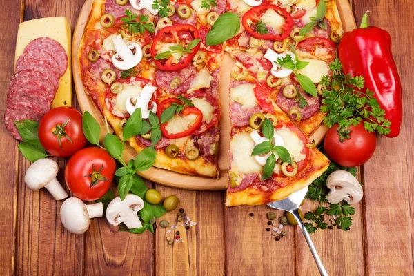 Leckere Pizza vom Feinsten — Stockfoto