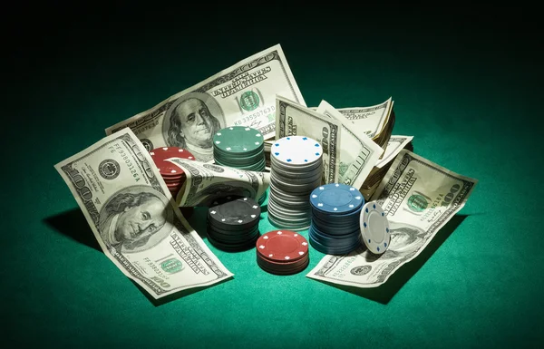 扑克筹码和钞票 — 图库照片