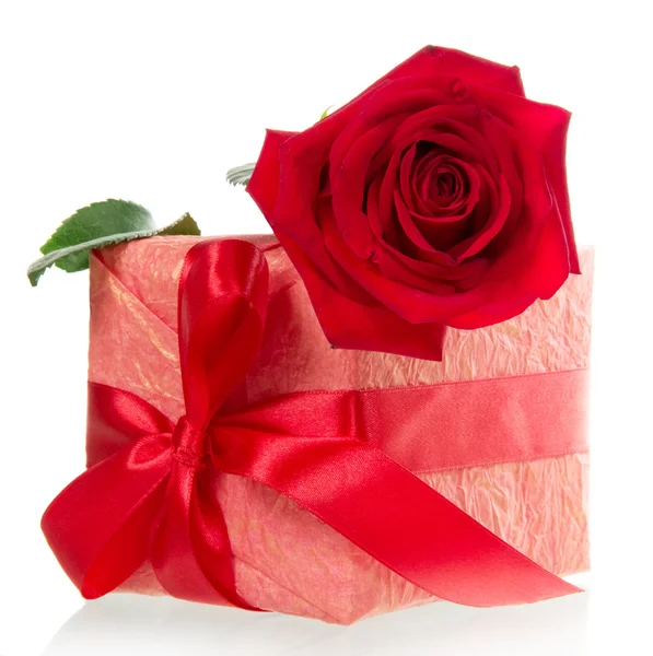 Rosa rossa con regalo di festa — Foto Stock
