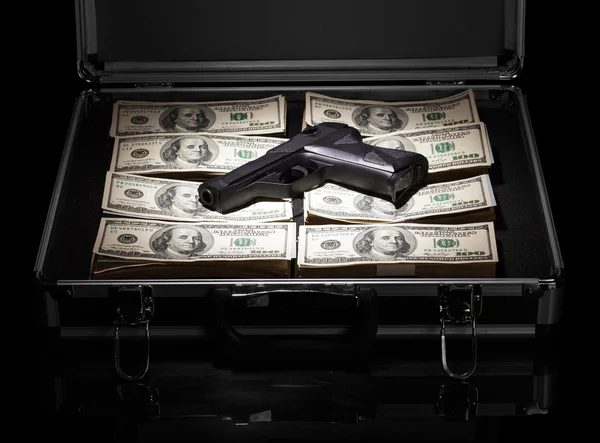 Caso com dinheiro e arma — Fotografia de Stock