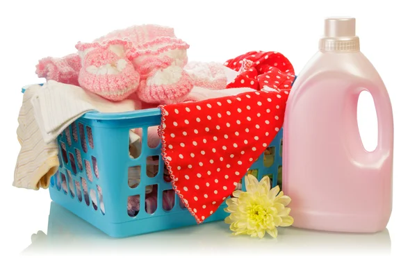 Detergente e toalhas na cesta — Fotografia de Stock