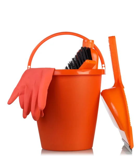 在橙色木桶里的清洁工具 — 图库照片