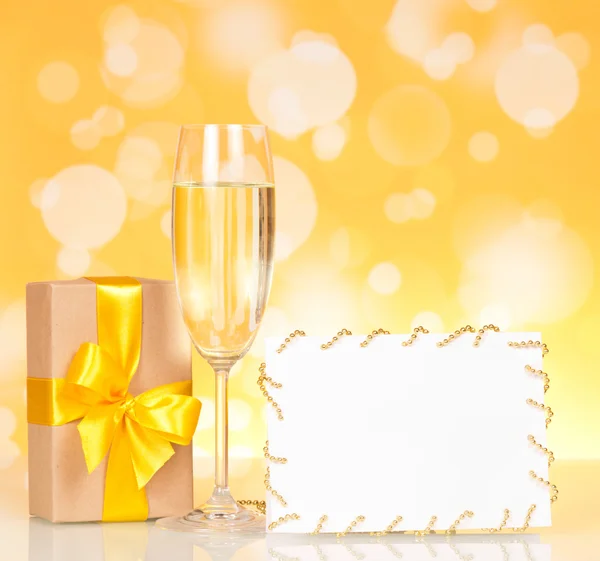 Copo de champanhe e cartão vazio — Fotografia de Stock