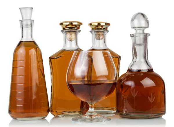 Виски в бутылках и стекле — стоковое фото