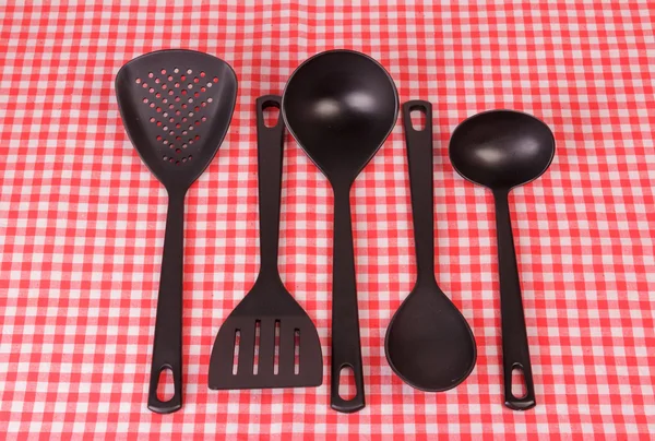 Os utensílios de mesa da cozinha preta — Fotografia de Stock