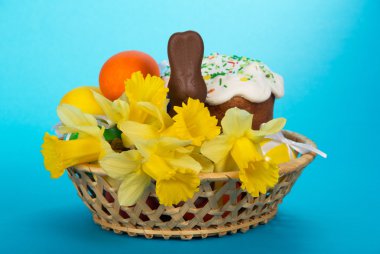 Paskalya pasta ve çiçekler