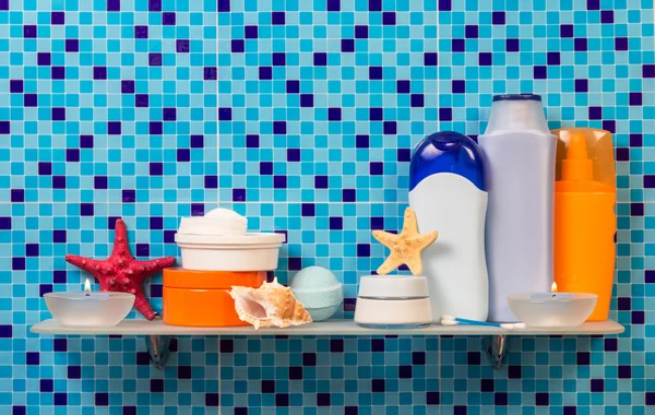 Accessoires de bain sur étagère — Photo