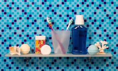 Diş fırçaları banyo raf