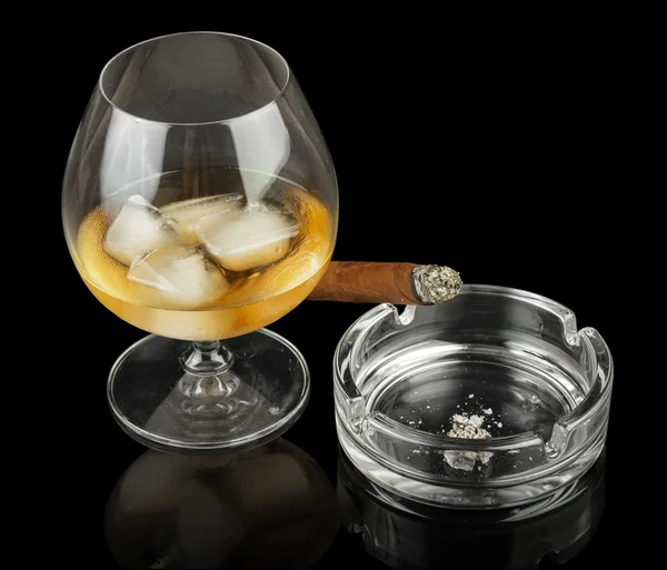 Glas cognac med cigarr — Stockfoto