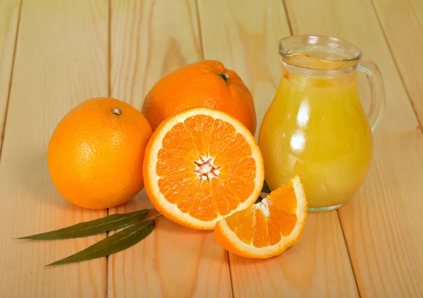 Krug mit reifen Orangen — Stockfoto