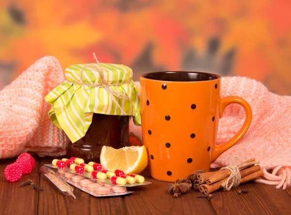 Kırmızı kartopu ile çay — Stok fotoğraf