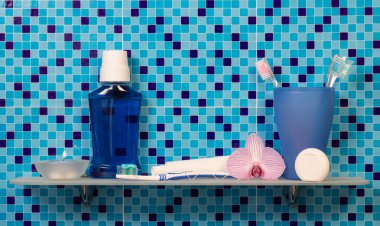 Banyo aksesuarları ile raf