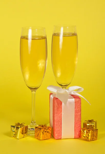 Bicchieri di vino con champagne — Foto Stock