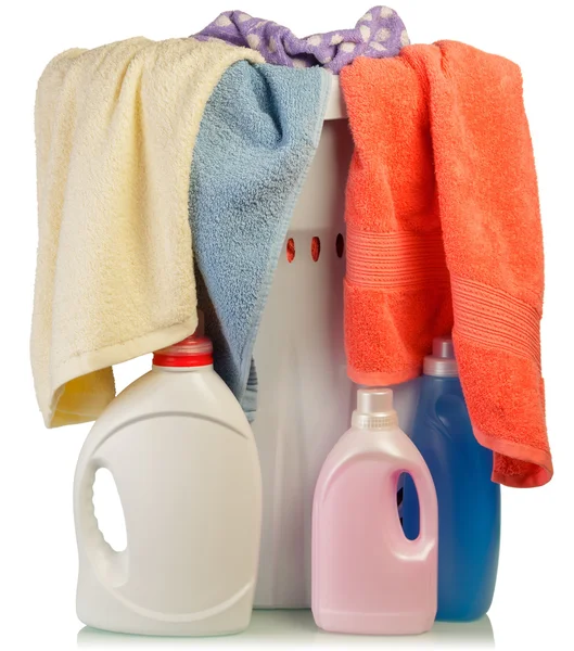 Vaskemiddel og håndklæder i baske - Stock-foto