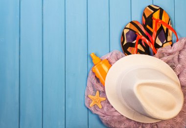 Şapka ve sandalet mavi