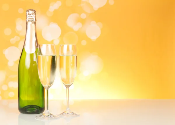 Bottiglia di champagne e bicchieri — Foto Stock