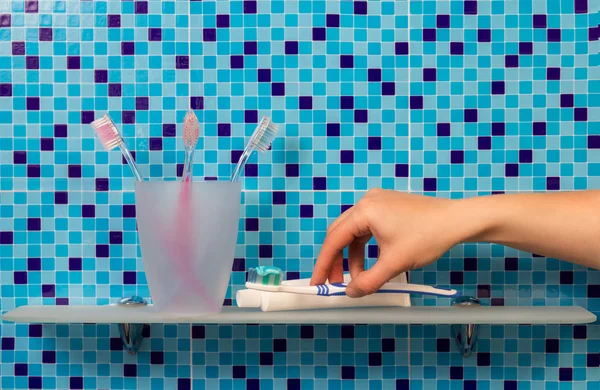 Brosses à dents sur étagère de salle de bain — Photo