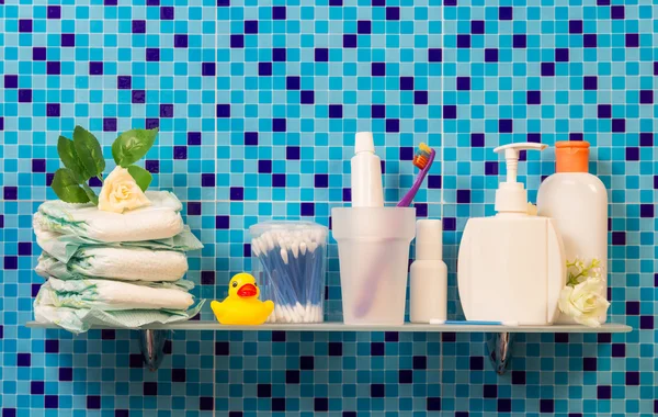 Mensola con accessori bagno — Foto Stock