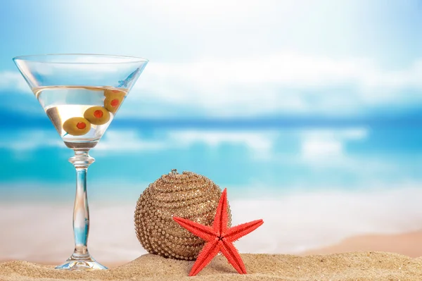 Cocktail sulla spiaggia sabbiosa — Foto Stock