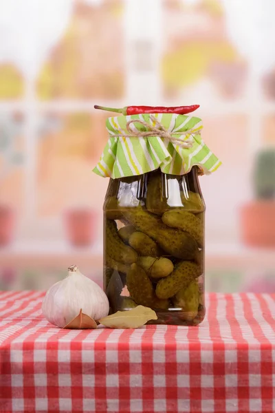 Pepinos en escabeche en el banco —  Fotos de Stock