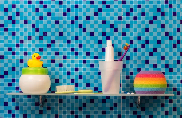 Accessori da bagno su scaffale — Foto Stock
