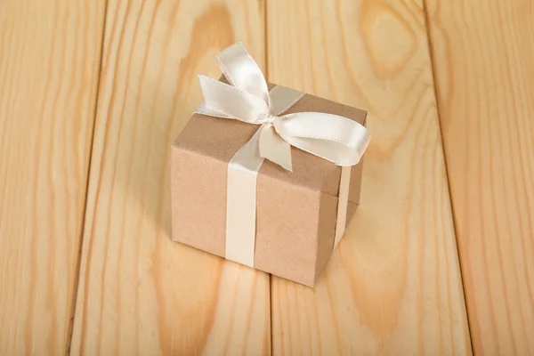 Caja de regalo en la mesa — Foto de Stock