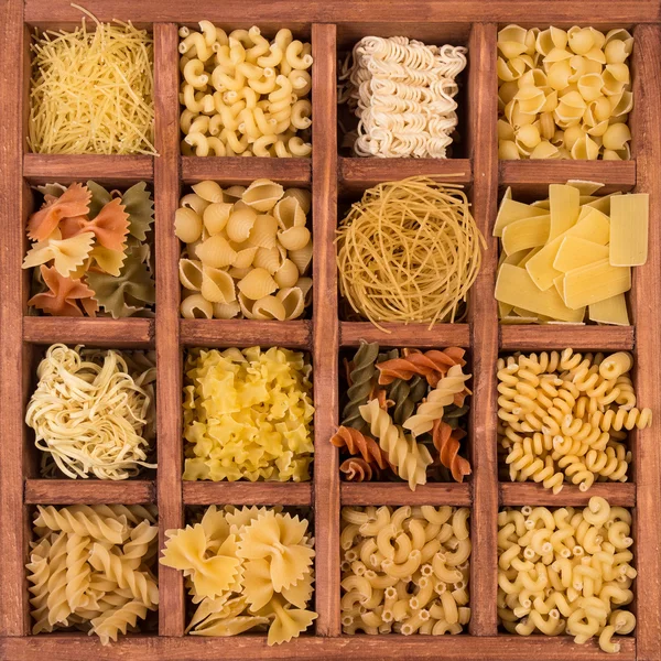 Espaguetis y pasta crudos — Foto de Stock