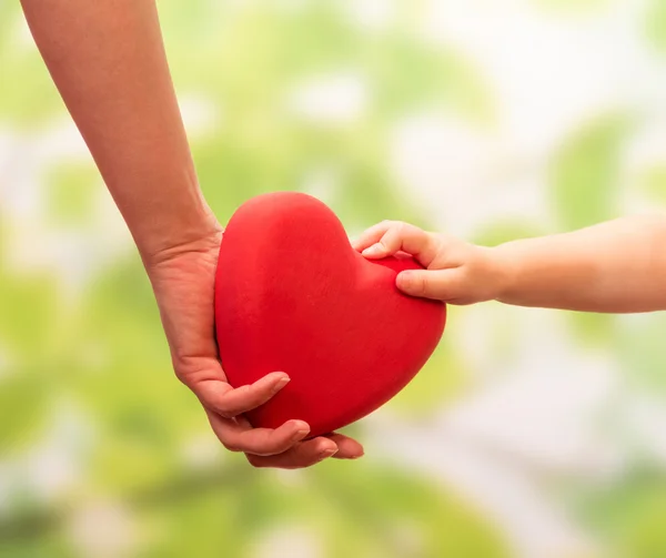 Homem e criança mãos segurando o coração — Fotografia de Stock