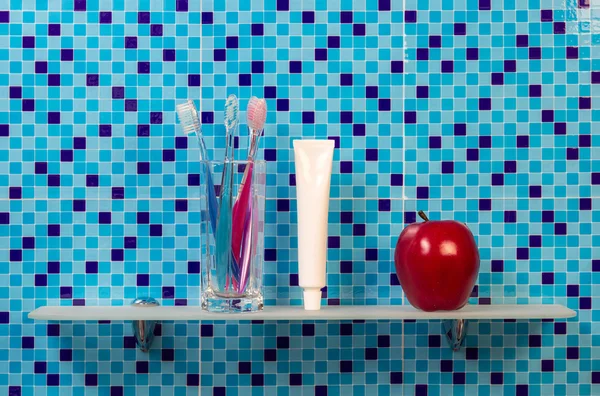 Szczoteczki do zębów na półce w łazience — Zdjęcie stockowe