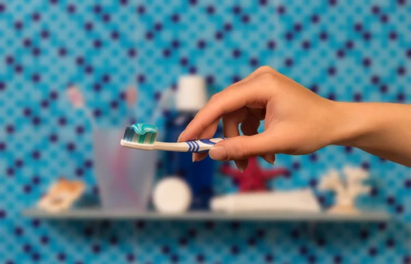 歯ブラシを握る手 — ストック写真