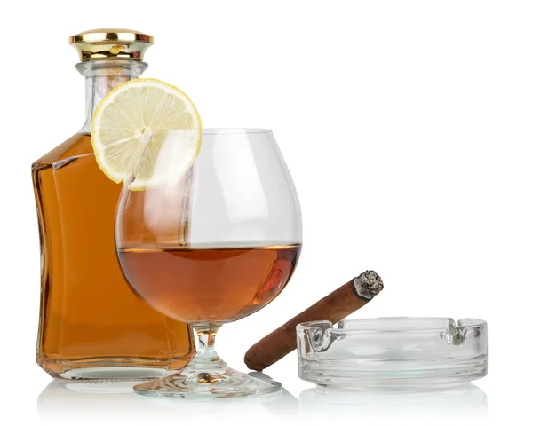 Whisky in bicchieri e sigaro — Foto Stock