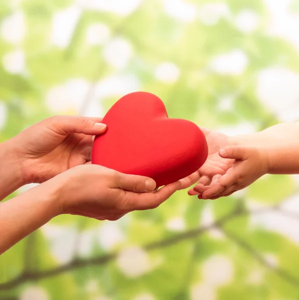 Uomo e bambino che tengono il cuore — Foto Stock