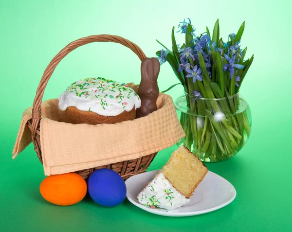 Easter cake in a basket — Stock Photo, Image