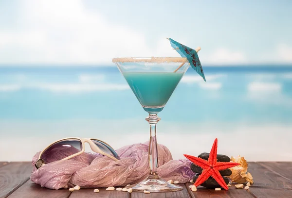 Cocktail sur la plage de sable fin — Photo