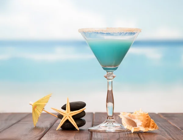Cocktail con ombrellone e stelle marine — Foto Stock